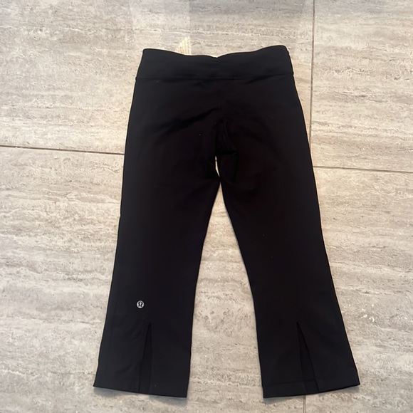 Lulu lemon tag is missing inside - Picture 3 of 3